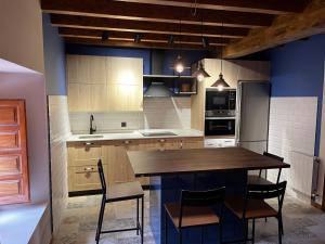- une cuisine avec une table en bois et des chaises dans l'établissement El Rinconcito de Cinderellana, 