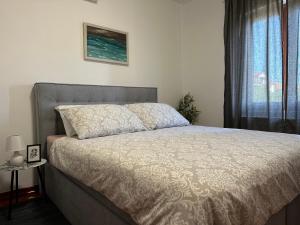- une chambre avec un lit et une fenêtre dans l'établissement Apartmani Roko, à Biograd na Moru