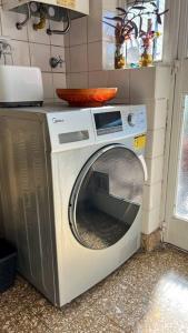 una lavadora en la esquina de una cocina en Depto 3 Amb en Palermo Piso Alto en Buenos Aires
