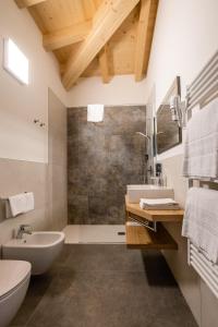 Agriturismo al Comarel في Tarzo: حمام مع حوض ومرحاض وحوض استحمام