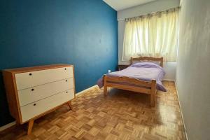 1 dormitorio con 1 cama, vestidor y ventana en Depto 3 Amb en Palermo Piso Alto en Buenos Aires