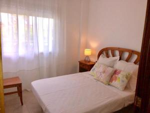 Posteľ alebo postele v izbe v ubytovaní Apartamento céntrico con piscina