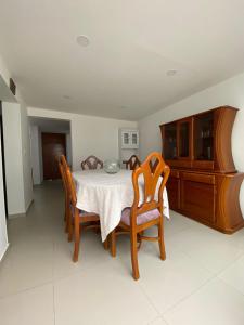 - une salle à manger avec une table et des chaises dans l'établissement CASA BLANCA, à Sogamoso