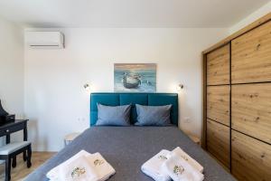 1 dormitorio con 1 cama azul y vestidor en Villa Noah, en Šišan