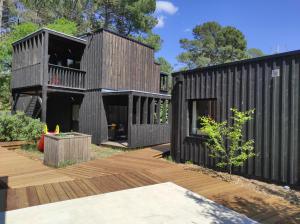 Casa negra con terraza y balcón en Eco-lodges Lacanau Moutchic Inn - 4 pers, en Lacanau