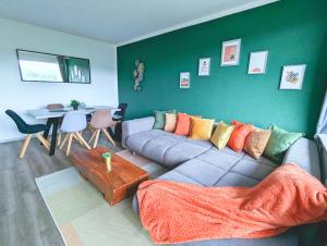 a living room with a couch and a table at Schöne Wohnung mit Balkon/Parkplatz/Aufzug in Hagen