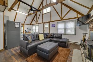 صورة لـ Hot Tub and Resort Amenities Pocono Lake Retreat! في Pocono Lake