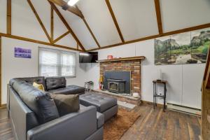 صورة لـ Hot Tub and Resort Amenities Pocono Lake Retreat! في Pocono Lake