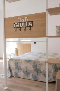 Un dormitorio con una cama con un cartel. en B&B Giulia, en Grammichele