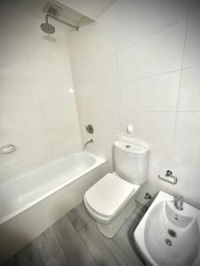 Exclusive Apartment in the Heart of Palermo Viejo PV1 by Apartments Bariloche في بوينس آيرس: حمام مع مرحاض وحوض استحمام ومغسلة