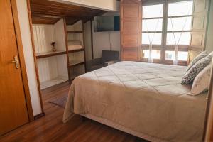 Pousada Casarão do Vale dos Vinhedos客房内的一张或多张床位