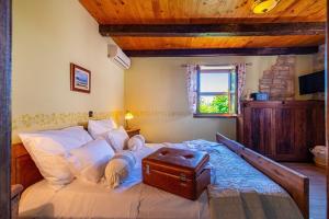 Postel nebo postele na pokoji v ubytování Villa Gora + 37 fotografií