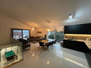 eine Küche und ein Wohnzimmer mit einem Tisch und Stühlen in der Unterkunft Luxury Villa Lana Apt, Seaview Terrace, Large Outdoor Space, BBQ in Trogir