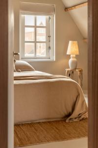 ein Schlafzimmer mit einem Bett und einem Fenster in der Unterkunft Dok 20, Lemmer in Lemmer + 21 Fotos