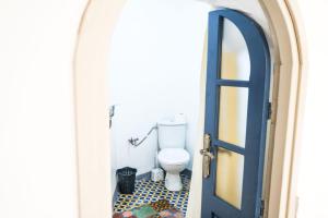 une porte ouverte menant à une salle de bains pourvue de toilettes. dans l'établissement DAR44, à Essaouira