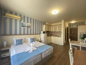 una camera con un grande letto e una cucina di PANORAMA BAY 20 Fancy Studio a Sveti Vlas