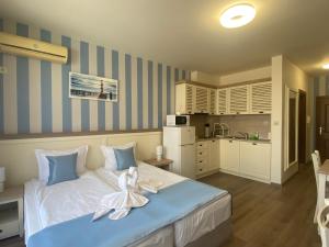 um quarto com uma cama grande e uma cozinha em PANORAMA BAY 20 Fancy Studio em Sveti Vlas