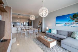 Gallery image of Teal View Two-bedroom condo in Palm-Eagle Beach