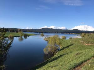 uitzicht op een rivier met bergen op de achtergrond bij Casa Marida in Camigliatello Silano