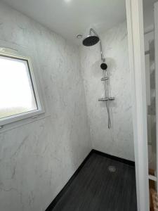 a corner of a room with a window and a shower at Logement entier à la campagne proche du circuit et du zoo de la Flèche in Yvré-le-Pôlin