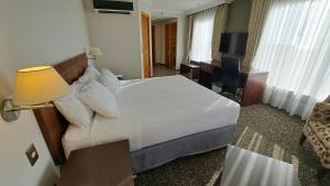 Habitación de hotel con cama y escritorio con ordenador en Hotel Diego de Almagro Iquique, en Iquique