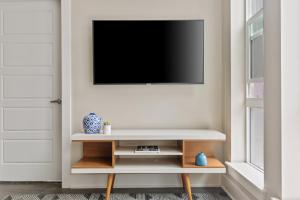 TV a/nebo společenská místnost v ubytování Kasa Union Station Denver