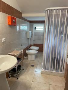 ein Bad mit einem WC, einem Waschbecken und einer Dusche in der Unterkunft B&B La Stazione in Sibari