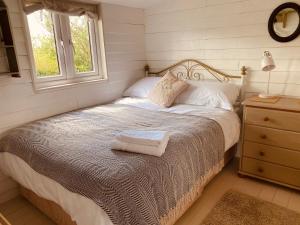 ein kleines Schlafzimmer mit einem Bett und einem Fenster in der Unterkunft Hideaway in the Hills in Church Stretton