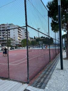 een tennisbaan met een net op een tennisbaan bij Dakiba Apartment in Vlorë