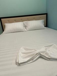 een witte badjas op het bed bij Dakiba Apartment in Vlorë