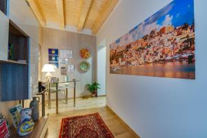 un couloir avec un grand tableau sur le mur dans l'établissement La Finestra sul Cortile B&B, à Sciacca