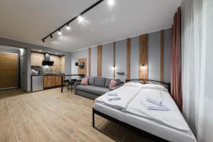 1 dormitorio con 1 cama y sala de estar en Нові затишні smart-квартири LеГо en Úzhgorod