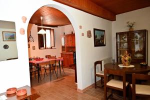 a kitchen and dining room with a table and chairs at IL TUFO E LA CASCATA in Pitigliano