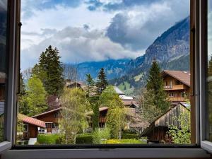 widok z okna górskiej wioski w obiekcie Alpine Chalet w mieście Kandersteg