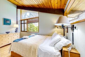 um quarto com uma cama grande e uma janela em Bijha's View em Chilmark