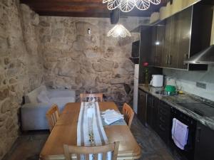 cocina con mesa de madera en una habitación en CASA JS, en Ourense