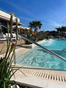 uma piscina com pessoas num resort em Mobile home grand confort 3 chambres neuf em Saint-Raphaël