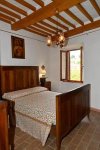 - une chambre avec un lit et une fenêtre dans l'établissement IL TUFO E LA CASCATA, à Pitigliano