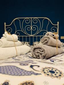 een blauw en wit bed met handdoeken erop bij Claves Claustri - Appartamento storico con balcone in Sarteano