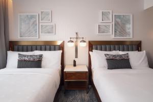Letto o letti in una camera di Rand Tower Hotel, Minneapolis, a Tribute Portfolio Hotel