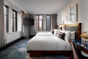 Letto o letti in una camera di Rand Tower Hotel, Minneapolis, a Tribute Portfolio Hotel