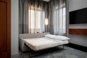 Letto o letti in una camera di Rand Tower Hotel, Minneapolis, a Tribute Portfolio Hotel