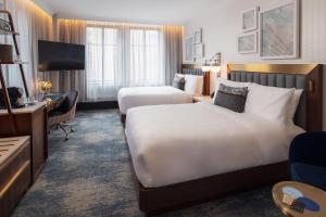 Letto o letti in una camera di Rand Tower Hotel, Minneapolis, a Tribute Portfolio Hotel