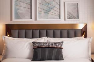 Letto o letti in una camera di Rand Tower Hotel, Minneapolis, a Tribute Portfolio Hotel
