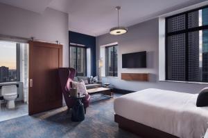 Letto o letti in una camera di Rand Tower Hotel, Minneapolis, a Tribute Portfolio Hotel