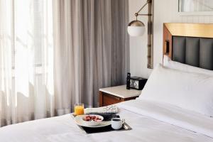 Letto o letti in una camera di Rand Tower Hotel, Minneapolis, a Tribute Portfolio Hotel