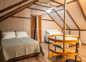 een slaapkamer met een bed en een tafel in een kamer bij Casa di legno italiana in Bento Gonçalves