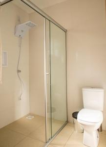 uma casa de banho com um WC e um chuveiro em Casa di legno italiana em Bento Gonçalves