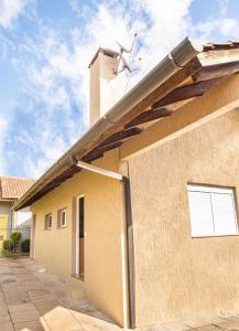 un edificio con una cámara de seguridad en el techo en Casa di legno italiana en Bento Gonçalves