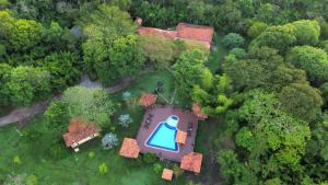 una vista aérea de una casa en medio de un bosque en Hotel Santa Esmeralda en Bonito